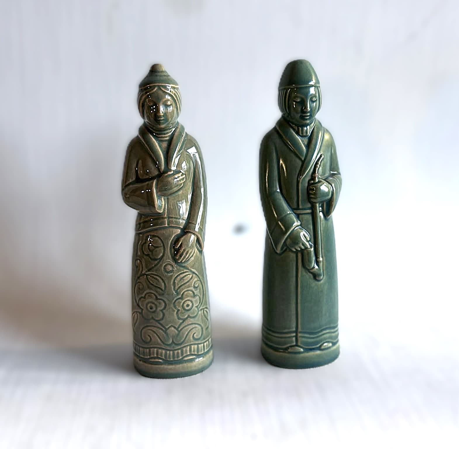 Grøn glaseret salt- og peberfigurer i østasiatisk stil, design af Svend Lindhart