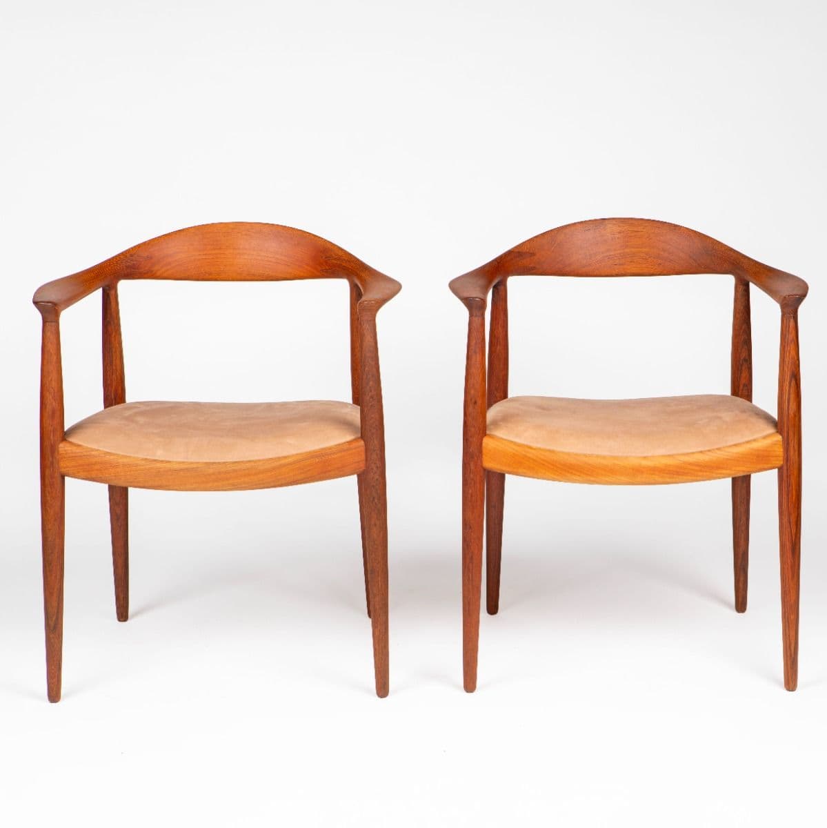 Hans J. Wegner - Par armstole JH 503 “Den Runde Stol”