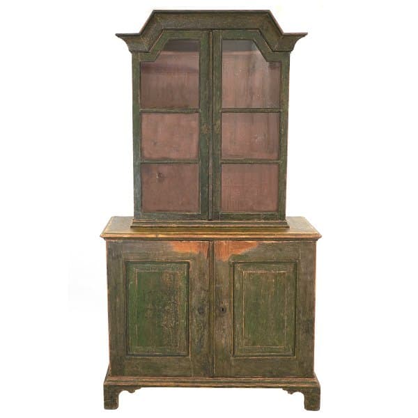Svensk barok vitrine. Underdel med låger bag hvilke hylder. Sverige ca. år 1750