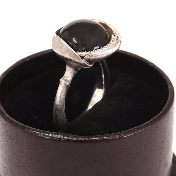 Ole Lynggaard Lotus ring i 18kt hvidguld prydet med 13 brillanter
